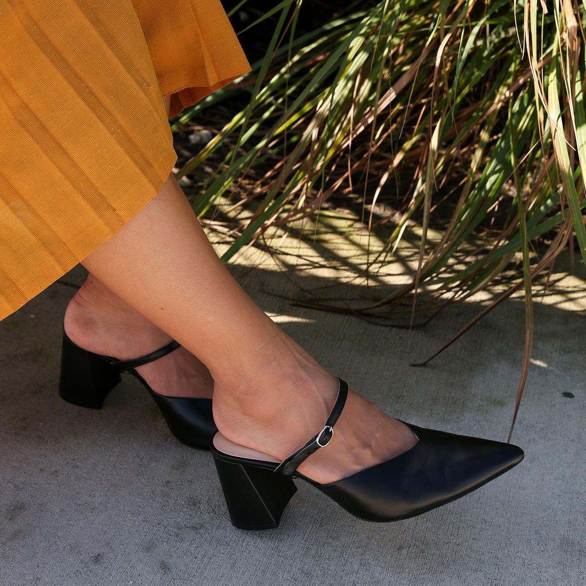 Black V Mule + Twiggy Strap